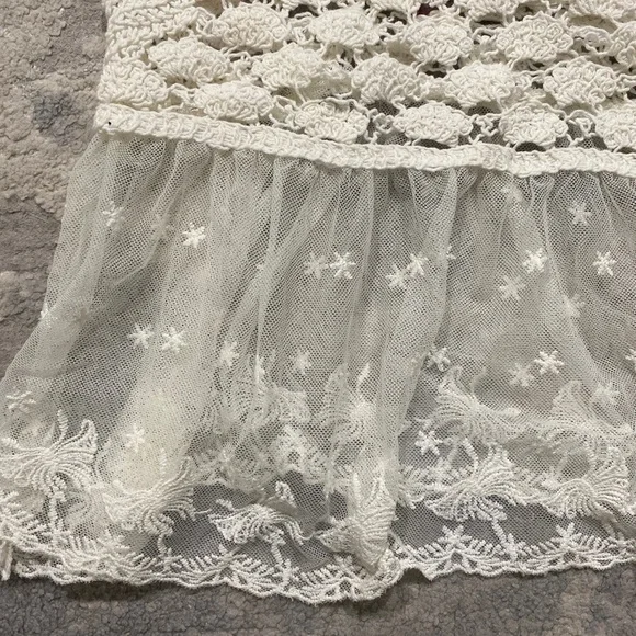 Love Tree Happens White Lace and Crochet Crop Top Size Small EUC - Picture 2 of 6